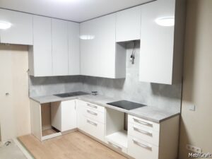 Сіро-біла кухня з глянцевими фасадами без ручок