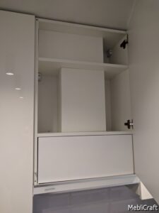 Фрагмент кухні з антресоллю з витяжкою, за коробом знаходиться вентканал