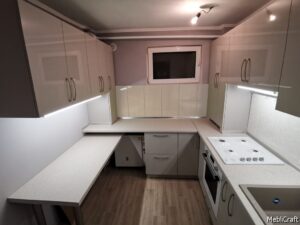 Кухня сірий кашемір Niemann глянець, за пеналами сховані комунікації