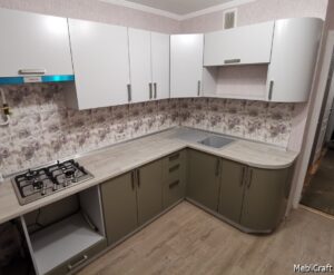 Кутова кухня низ оливкового кольору, верх світло-сірий фасади плівка ПВХ