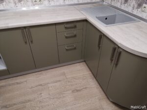 Кухня з фасадами з плівкою ПВХ оливкового кольору