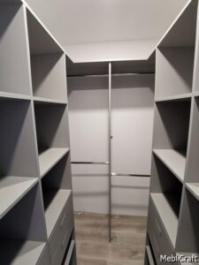 Меблі в гардеробну сірого кольору з шухлядами і поличками