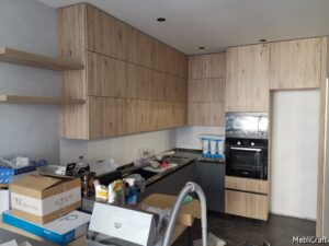 Кухня з триярусним верхом в кольорі дуб плюс графіт