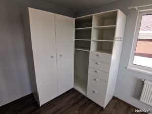 Білі шафи з ДСП для зберігання речей та одягу