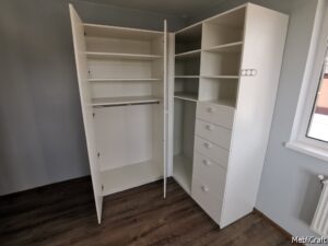 Невисокі білі шафи для зберігання речей та одягу