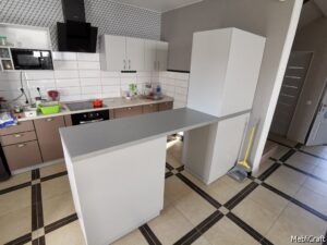 Пряма кухня з островом в таунхаусі