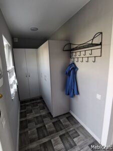 Шафи в ДСП у гардеробній ніші