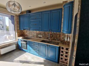 Пряма кухня з фрезерованими фарбованими з патиною МДФ фасадами синього кольору