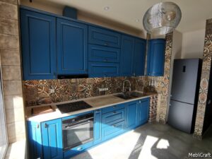 Кухня з фрезерованими фарбованими синими МДФ фасадами з бронзовою патиною