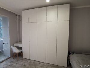 Шафа і стіл з фарбованими МДФ фасадами з фрезерованими ручками