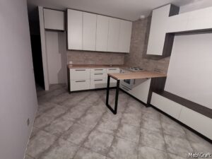 Кутова кухня, що переходить у вітальню в смарт-квартирі