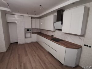 Велика кутова глянцева кухня з горизонтальним та вертикальним профілем GOLA