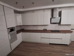 Біла глянцева кутова кухня з профілем GOLA