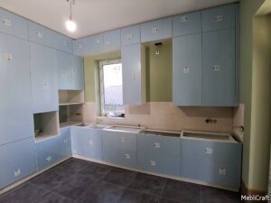 Велика кутова кухня в котеджному містечку. Фасади-глянец з захісною плівкою