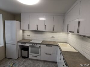 Біла глянцева кухня з нишою під контейнер для сміття