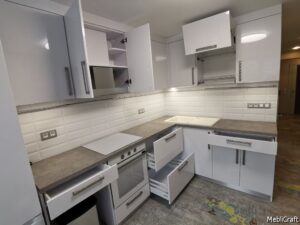 Функціональна кутова кухня з глянцевими фасадами