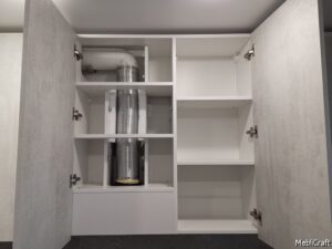 Фрагмент кухні до закриття фронтальними стійками венткалалу