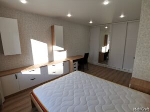 Біла шафа-купе, тумби, антресолі і стіл