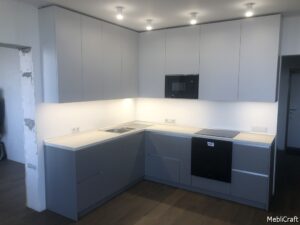 Кутова кухня біло-сірого кольору з ручками GOLA