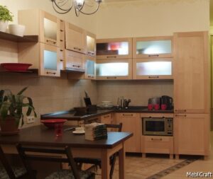 Кухня з дерев'яними фасадами клен