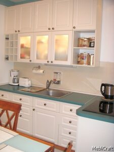 Біла ніжна кухня з фасадами ПВХ плівка, з зеленою стільницею