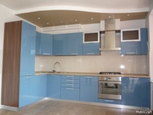 Кутова кухня з вбудованим холодильником, з фарбованими глянцевими фасадами