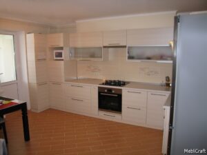 Кухня з кутовим пеналом, що закриває котел