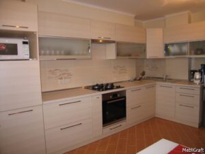 Кухня з ДСП зі складним кутом з нишею