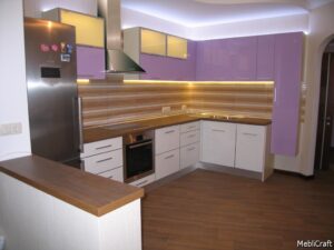Біло-фіолетова кутова кухня
