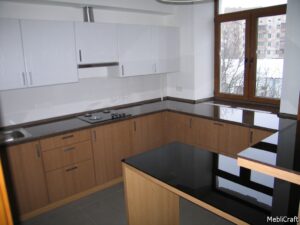 Кухня з глянцевою стільницею