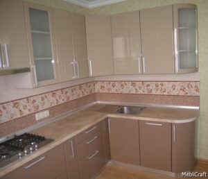 Кутова кухня з фарбованими МДФ фасадами кава з молоком з блискітками