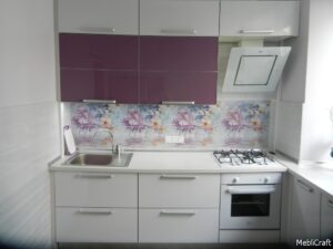 Кухня в сталінку зі скошеною витяжкою з використанням площини підвіконня