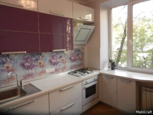 Кухня в сталінку з пластиковими фасадами в рамці і з скляними фасадами в рамці