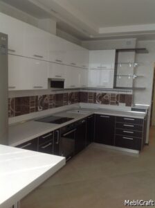 Кухня кутова з пластиковими фасадами в рамці і з білими фарбованими фасадами