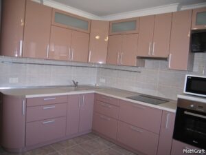 Кутова кухня з фарбованими фасадами з блискітками