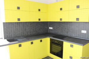 Яскрава жовта кутова кухня з фрезерованим малюнком в клітинку