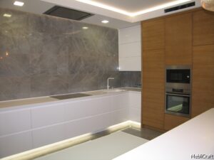 Кухня з білими фарбованими та зі шпонованими фасадами