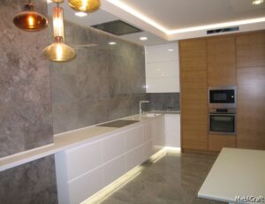 Кухня з білими та шпонованими фасадами