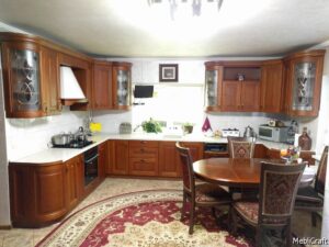 Класична ясенева кухня з витражами