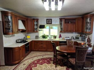 Клаисчна дерев'яна ясенева кухня з витражами