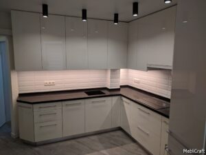 Кутова кухня з глянцевими фасадами Niemann