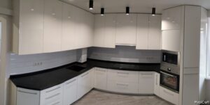 П-подібна кухня з глянцевими фасадами