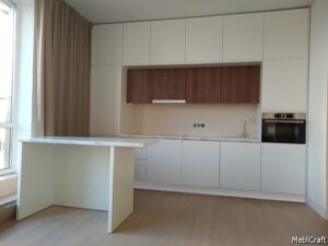 Біла пряма три-ярусна кухня