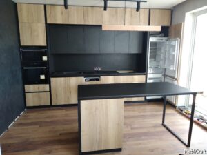 Кухня лофт з фасадами під дуб і з чорною стільницею