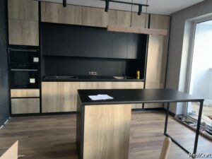 Кухня в стилі лофт с чорною стільницею з фасадами під дуб