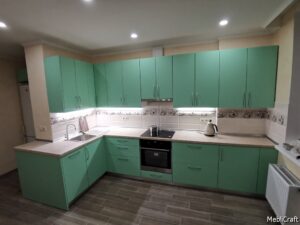Кухня з світло-зеленими фасадами