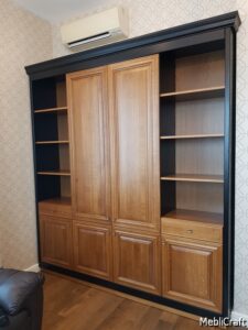 Книжна шафа з фасадами натурального дерева і корпусом зі шпонованими панелями