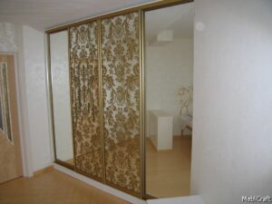 Шафа-купе з золотим принтом - візерунком в класичному стилі