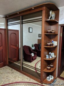 Шафа-купе в каличному стилі з дерев'яними пілястрами