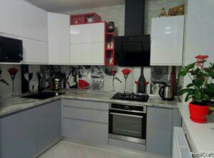 Красива кухня в Ірпені в сіро-червоних тонах